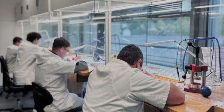 Atelier LIP Besançon – Produzione orologi francesi Orologiai al lavoro nell'atelier LIP di Besançon, Francia.