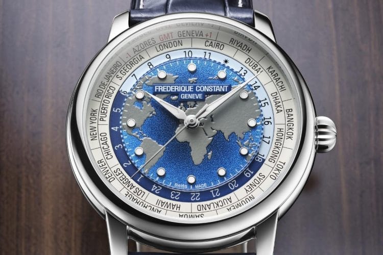 Quadrante blu sfumato del Classic Worldtimer Manufacture 2026 – mappa in rilievo grigio tortora e disco delle città con indicazione dei 24 fusi orari Dettaglio quadrante blu sfumato Frederique Constant Classic Worldtimer Manufacture 2026 con mappa del mondo in rilievo, disco delle 24 città e anello giorno-notte