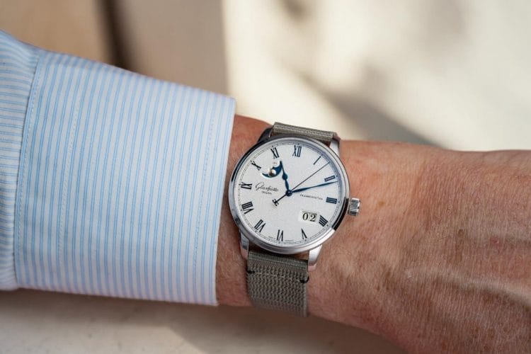 Senator Excellence al polso ogni giorno – recensione d'uso un mese Glashütte Original Senator Excellence Panorama Date Moon Phase al polso con camicia a righe azzurre, sfondo sfocato