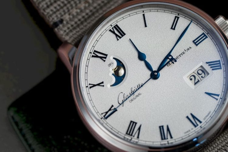 Sfere azzurrate Senator Excellence – finiture dopo un mese di uso quotidiano Macro del quadrante Glashütte Original Senator Excellence con sfere azzurrate trattate termicamente e superficie grené argento.