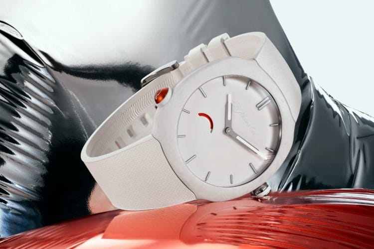 H. Moser & Cie. x Reebok Streamliner Pump 2026 in versione bianca: cassa in fibra di quarzo forgiata, cinturino integrato e pusher Pump arancione sul fianco sinistro, presentato a Watches and Wonders 2026.