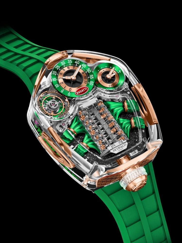 Jacob & Co. Bugatti Tourbillon Sapphire Crystal – Versione Verde Jacob & Co. Bugatti Tourbillon Sapphire Crystal in versione verde con cassa in zaffiro trasparente, dettagli in oro rosa 18k e cinturino in gomma verde, V16 automaton e tourbillon visibili in primo piano.
