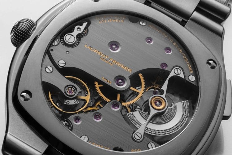 Laurent Ferrier Sport Traveller – Calibro LF275.01 e Micro-Rotore in Platino 950 Fondello in zaffiro del Laurent Ferrier Sport Traveller con vista sul calibro LF275.01: platina con satinatura orizzontale e trattamento al rutenio, rubine viola, componenti dorati del treno e micro-rotore eccentrico in platino 950 con decorazione guilloché — 35 rubini, regolato su 6 posizioni.