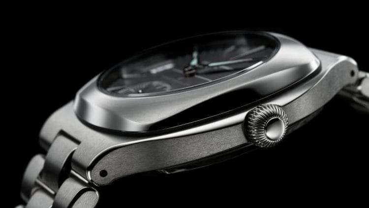 Laurent Ferrier Sport Traveller – Cassa Tonneau Titanio Grade 5 e Corona Sferica Profilo laterale della cassa tonneau in titanio grade 5 del Laurent Ferrier Sport Traveller Slate Grey, con la corona sferica avvitata integrata nella carrure e il cristallo zaffiro bombato.