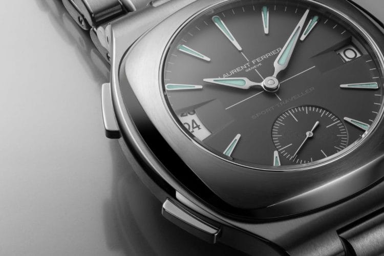 Laurent Ferrier Sport Traveller – Quadrante Slate Grey e Cassa Tonneau in Titanio Dettaglio del quadrante slate grey opalino del Laurent Ferrier Sport Traveller con lancette assegai in oro bianco 18K, indici Super-LumiNova verde, data semi-istantanea a ore 3 e piccoli secondi a ore 6 con finitura azuré.