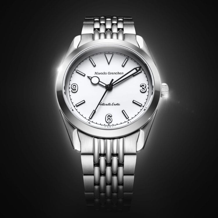 Nivada Grenchen Antarctic Erotic — variante quadrante bianco, bracciale Flat Links Nivada Grenchen Antarctic Erotic quadrante bianco avorio con bracciale in acciaio.