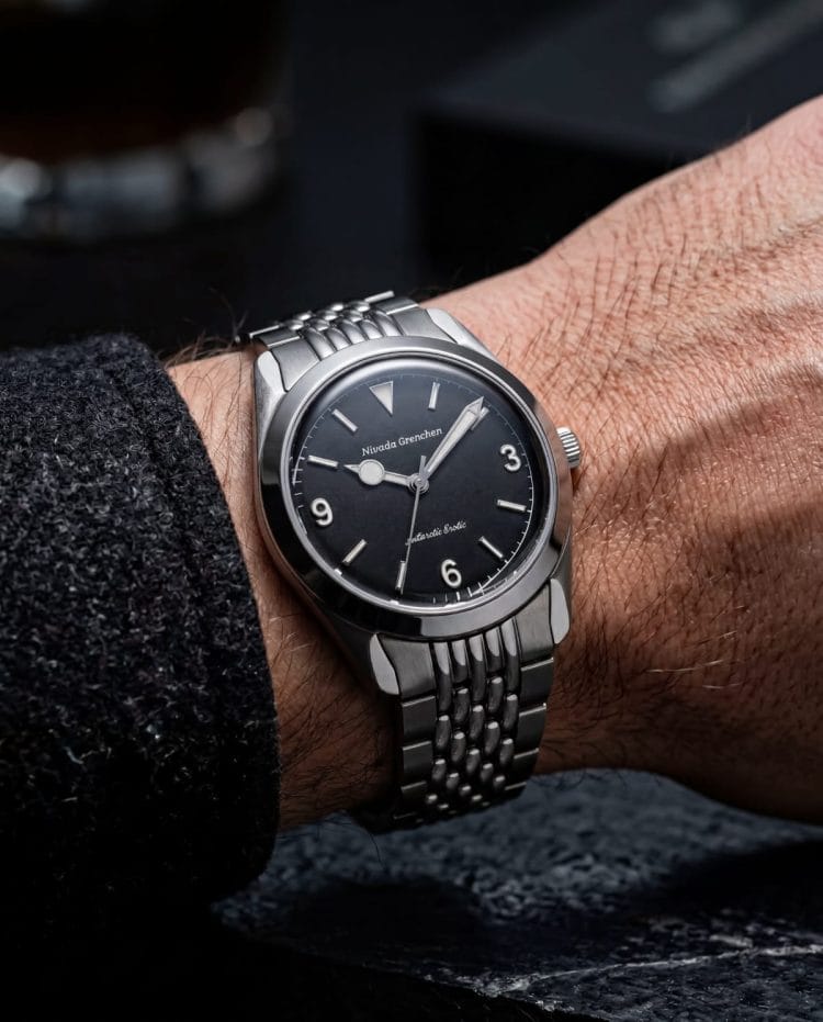 Nivada Grenchen Antarctic Erotic — quadrante nero, bracciale Flat Links Nivada Grenchen Antarctic Erotic con quadrante nero al polso, bracciale in acciaio.