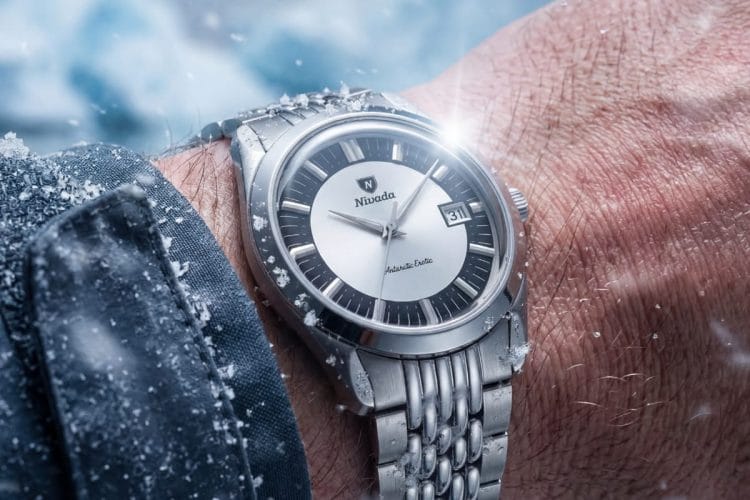 Nivada Grenchen Antarctic Erotic — versione Tuxedo con datario, bracciale Flat Links Nivada Grenchen Antarctic Erotic versione Tuxedo al polso con quadrante bicolore e datario, bracciale in acciaio.