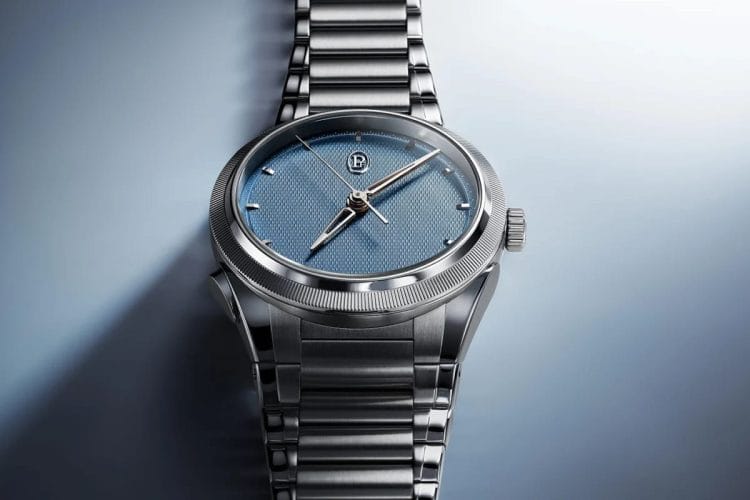 Parmigiani Fleurier Tonda PF Chronographe Mystérieux 2026: quadrante guilloché azzurro ghiaccio su bracciale integrato in acciaio, senza pushers visibili — il cronografo che si nasconde, presentato a Watches and Wonders 2026.