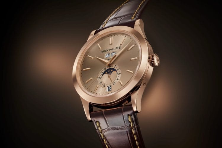 Patek Philippe 5396R-016 – Annual Calendar sabbia a Watches and Wonders 2026 Patek Philippe Annual Calendar 5396R-016 presentato a Watches and Wonders 2026: cassa in oro rosa, quadrante sabbia con giorno, data, mese, fase di luna e indicatore 24 ore, cinturino in alligatore marrone.