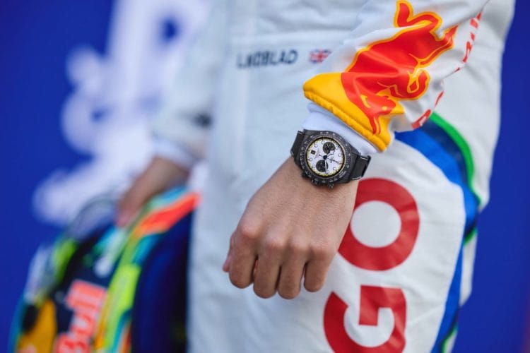 Arvid Lindblad indossa il Tudor Black Bay Chrono Carbon 26 nei box del team Visa Cash App Racing Bulls.