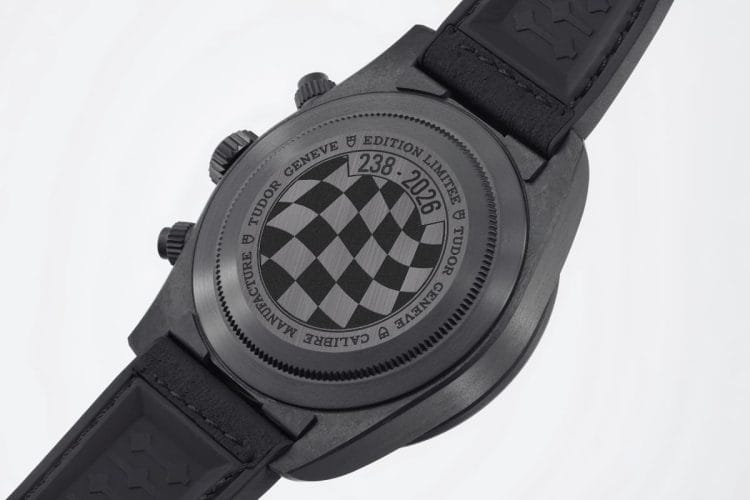 Fondello del Tudor Black Bay Chrono Carbon 26 con numerazione 238/2026 e incisione a bandiera a scacchi.