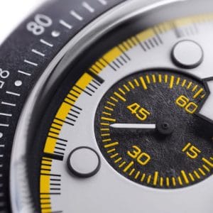 Macro del contatore in fibra di carbonio del Tudor Black Bay Chrono Carbon 26 con scala gialla e lancetta Snowflake.