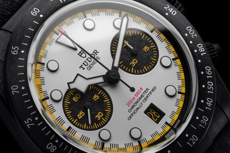 Quadrante racing white del Tudor Black Bay Chrono Carbon 26 con scala tachimetrica gialla e datario a ore 6.