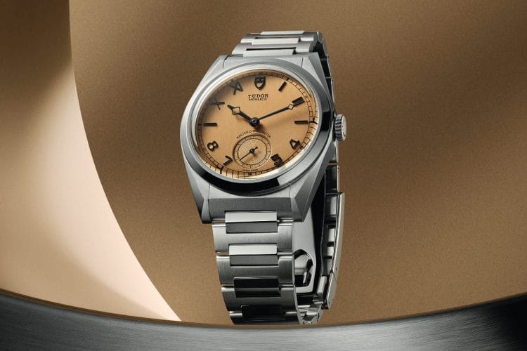 Tudor Monarch 2026 su bracciale integrato: il segnatempo del centenario Tudor con quadrante papyrus e cassa cushion.