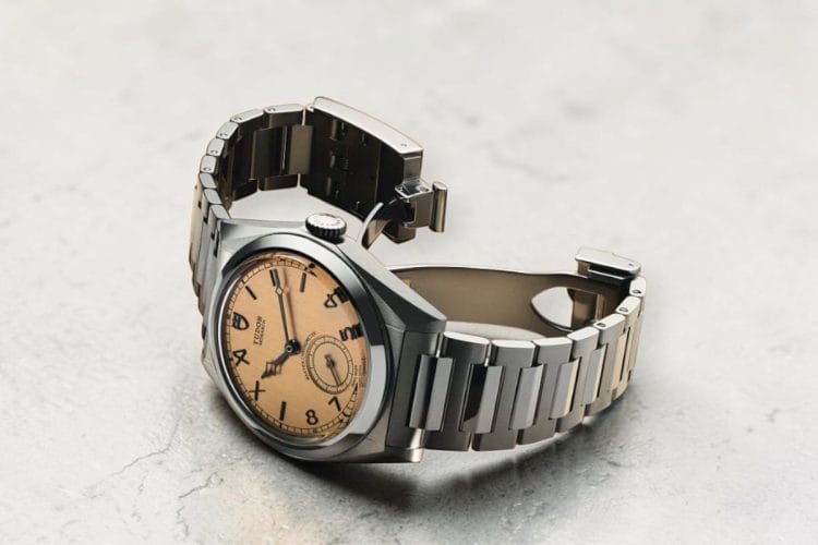 Tudor Monarch 2026 – Chiusura T-fit bracciale integrato Tudor Monarch 2026 con chiusura T-fit aperta: meccanismo a farfalla del bracciale integrato in acciaio.