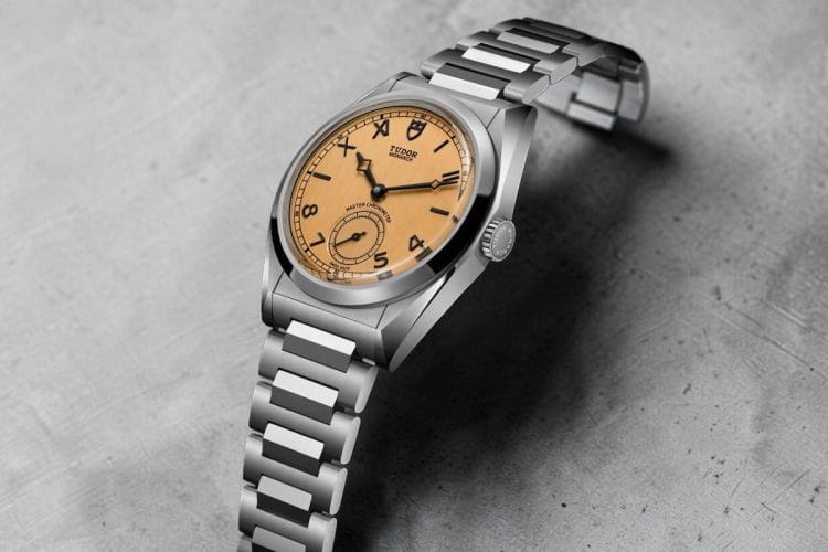 Tudor Monarch 2026 – Profilo cassa e bracciale integrato Tudor Monarch 2026 di profilo: corona a vite, bracciale integrato sfaccettato e cassa cushion in acciaio.