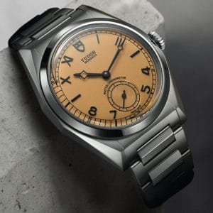 Tudor Monarch 2026 con quadrante champagne spazzolato, numeri misti romani e arabi, cassa sfaccettata in acciaio 39mm.