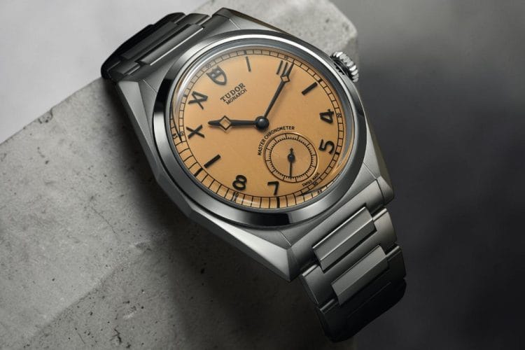 Tudor Monarch 2026 – Watches & Wonders Tudor Monarch 2026 con quadrante champagne spazzolato, numeri misti romani e arabi, cassa sfaccettata in acciaio 39mm.