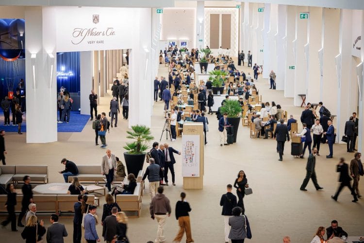 Corridoio centrale del Palexpo di Ginevra durante il Day 1 di Watches and Wonders 2026 con il padiglione H. Moser & Cie.
