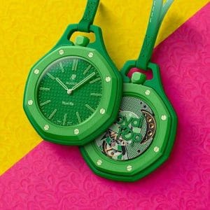 Audemars Piguet x Swatch Royal Pop Green Eight in Bioceramic verde, vista del quadrante Petite Tapisserie e del fondello trasparente.