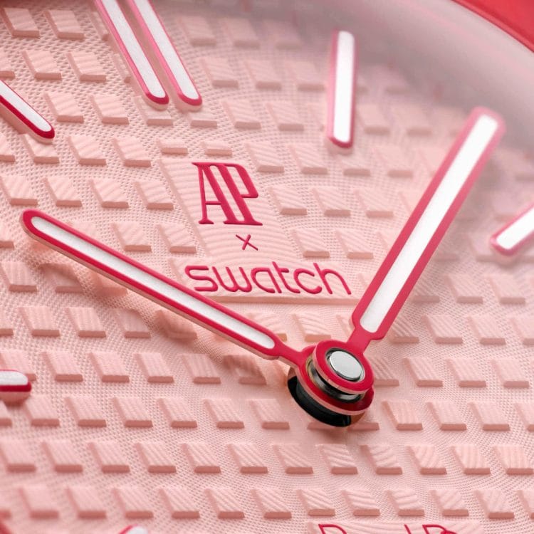 Otto Rosso – Quadrante Petite Tapisserie del Royal Pop Audemars Piguet x Swatch in macro Audemars Piguet x Swatch Royal Pop Otto Rosso: macro del quadrante rosa con motivo Petite Tapisserie, lancette e indici bicolore.