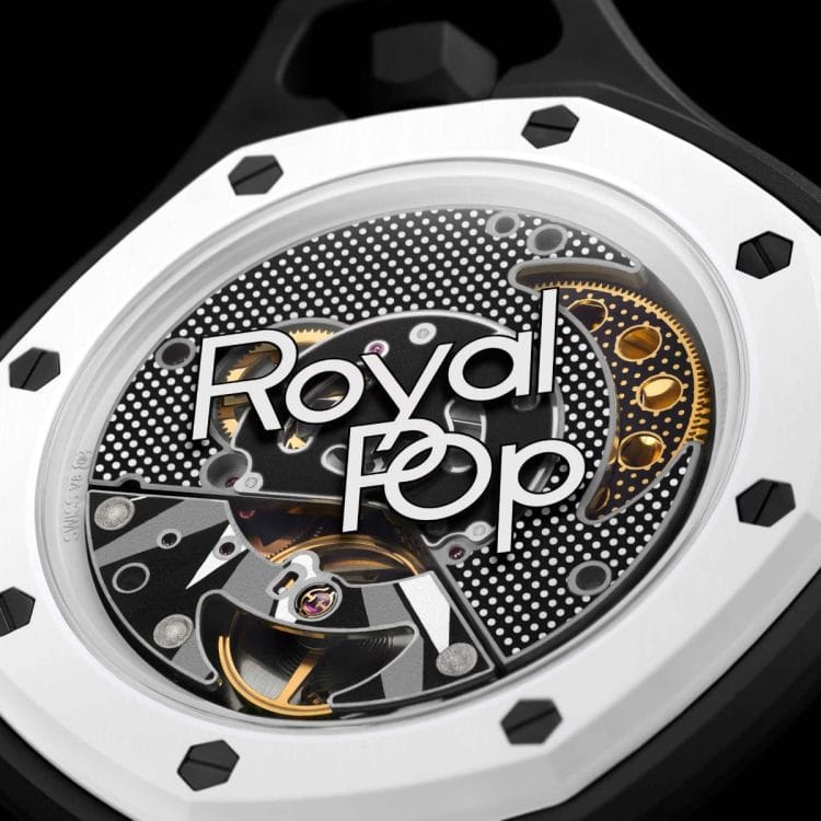Dettaglio del SISTEM51 a carica manuale e della grafica Royal Pop sul fondello trasparente Movimento SISTEM51 a carica manuale visibile attraverso il fondello trasparente del Royal Pop Audemars Piguet x Swatch, con grafica Royal Pop.