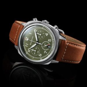 Orologio Bulova Crono Military 2026 con quadrante verde oliva, cassa a cuscino e cinturino in pelle marrone su sfondo scuro.