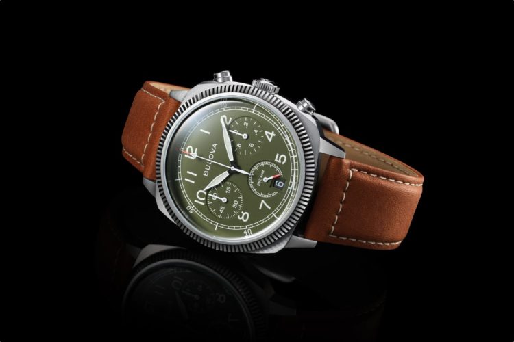 Orologio Bulova Crono Military 2026 con quadrante verde oliva, cassa a cuscino e cinturino in pelle marrone.