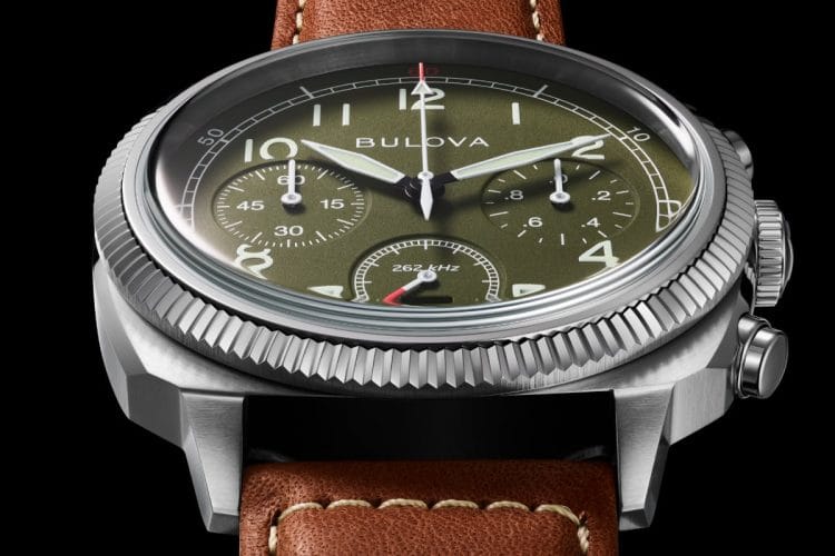 Dettaglio ravvicinato della lunetta fissa zigrinata a moneta del Bulova Crono Military.