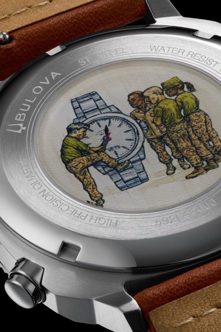 Fondello a vite del Bulova Crono Military con oblò in vetro che mostra l'illustrazione dedicata alla scuola per veterani Veterans Watchmaker Initiative.