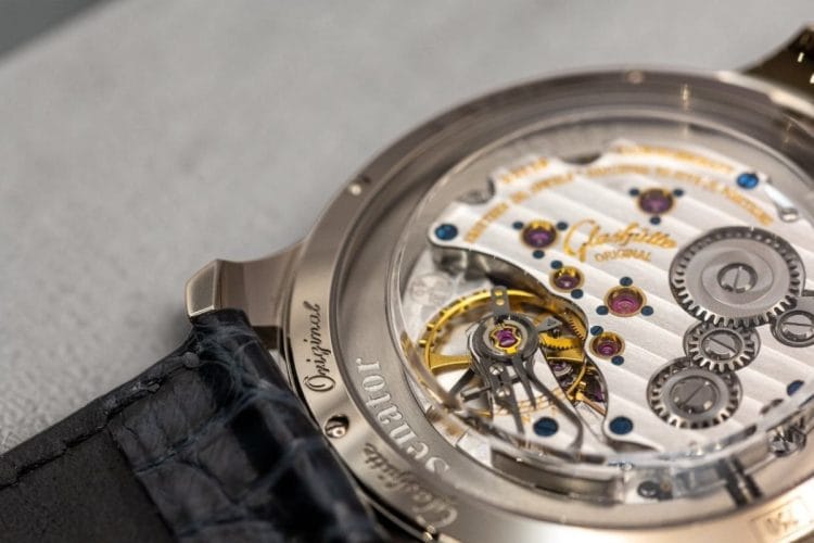 Calibro 49-12 Glashütte Original con bilanciere, regolazione a collo di cigno, platina a tre quarti e rubini in castoni d'oro avvitati.