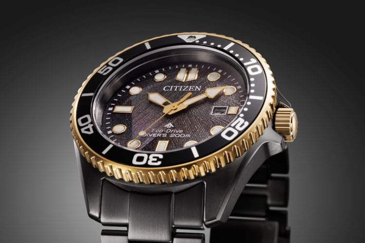 Citizen Eco-Drive 50th Anniversary Light in Black BN0264-53E – Edizione limitata 500 esemplari Italia Citizen Eco-Drive 50th Anniversary Light in Black BN0264-53E con cassa grigio antracite, lunetta e dettagli oro giallo, quadrante nero con stampa multistrato.