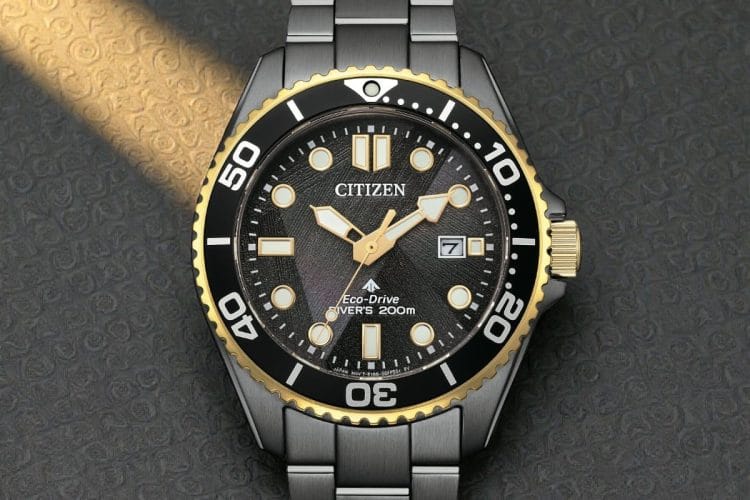 Citizen Eco-Drive Light in Black BN0264-53E – Contrasto tra cassa antracite e dettagli oro giallo Dettaglio del Citizen Eco-Drive 50th Light in Black BN0264-53E: cassa grigio antracite, lunetta e indici color oro giallo, quadrante nero con stampa multistrato.