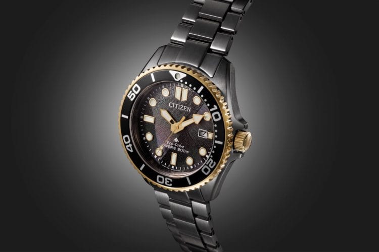 Citizen Eco-Drive Light in Black BN0264-53E – L'edizione limitata da 500 pezzi per l'Italia a 399 € Vista tre quarti del Citizen Eco-Drive 50th Light in Black BN0264-53E: cassa antracite, lunetta oro giallo e quadrante nero con stampa multistrato in evidenza.