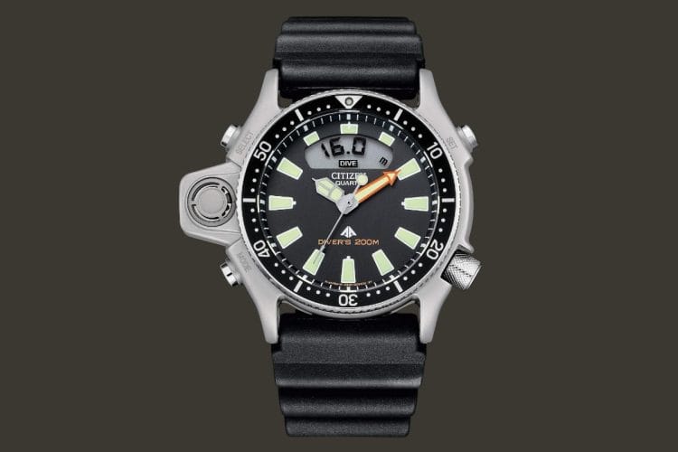 Citizen Promaster Aqualand I JP2000-08E Orologio subacqueo Citizen Promaster Aqualand I JP2000-08E con cassa asimmetrica, sensore di profondità laterale e display analogico-digitale, vista frontale.
