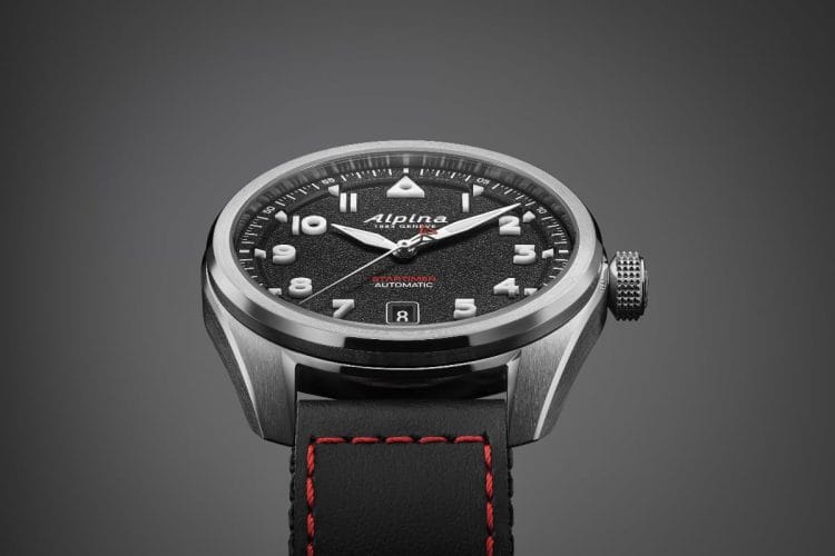 Dettaglio delle finiture della cassa in acciaio da 40 mm e della corona zigrinata stile aviatore del nuovo orologio Alpina Startimer Pilot Automatic.