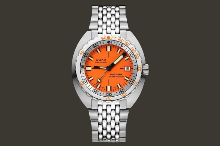 Doxa Sub 300T Professional Orologio diver Doxa Sub 300T Professional con iconico quadrante arancione ad alta visibilità, ghiera brevettata a doppia scala e bracciale in acciaio a chicchi di riso, vista frontale.