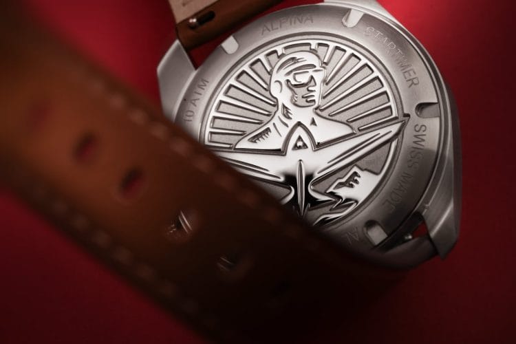 Fondello a vite in acciaio pieno con incisione idraulica a tema aviazione del nuovo orologio Alpina Startimer Pilot Automatic 2026.