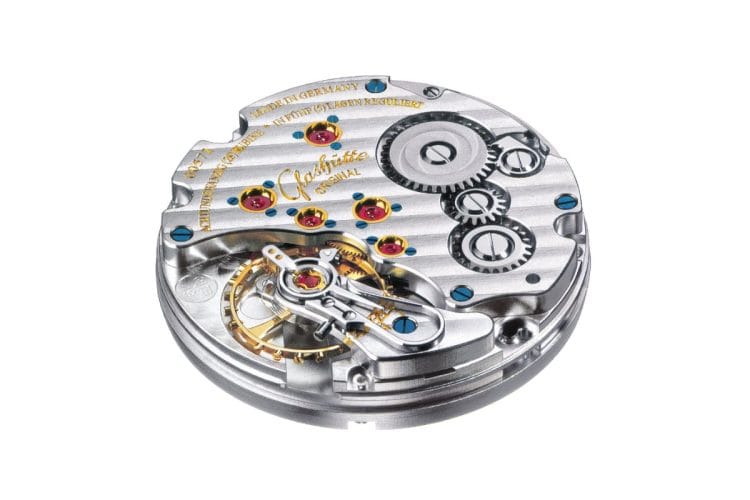 Calibro Glashütte Original 49-12 a carica manuale: vista frontale del movimento con bilanciere, platina a tre quarti decorata a nastro, rubini in castoni d'oro e viti azzurrate.