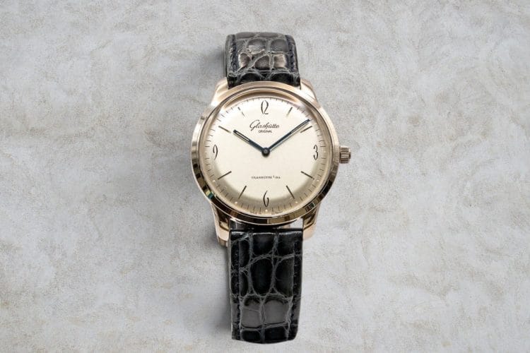 Glashütte Original Senator Sixties oro bianco ref. 49-12-01-04-04 con calibro 49-12 a carica manuale e cinturino in alligatore blu.