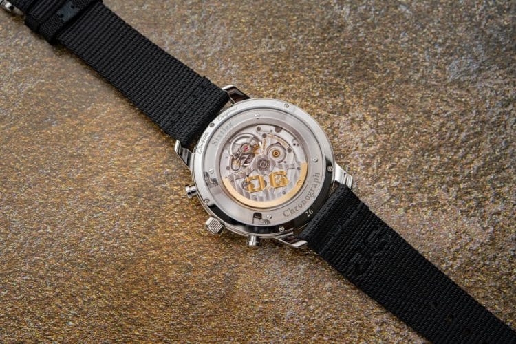 Glashütte Original Sixties Chronograph Annual Edition 2026 — Calibro 39-34 dal fondello Fondello trasparente del Glashütte Original Sixties Chronograph Annual Edition 2026: il Calibro 39-34 con rotore scheletrato in oro, platina a tre quarti e finitura a nastro di Glashütte.