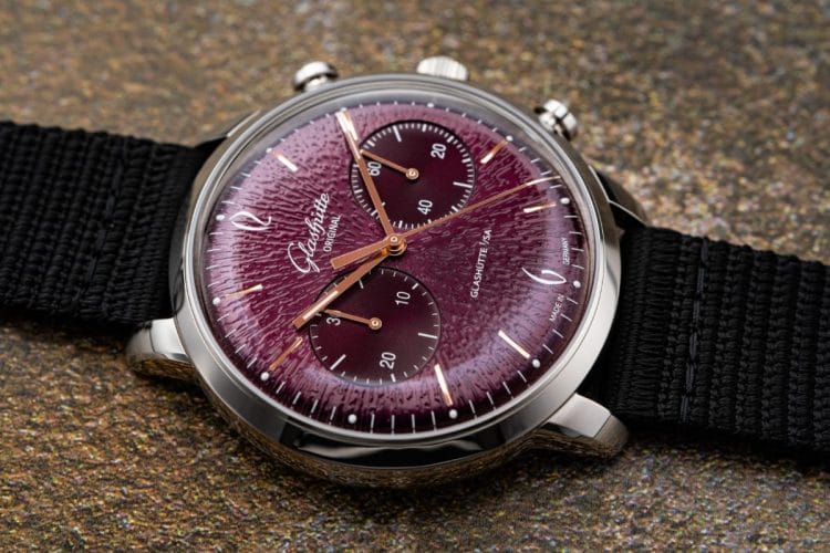 Glashütte Original Sixties Chronograph Annual Edition 2026 - cassa in acciaio da 42 mm Glashütte Original Sixties Chronograph Annual Edition 2026: vista in prospettiva della cassa in acciaio da 42 mm con i pulsanti del cronografo, le anse e il cinturino in tessuto sintetico nero.