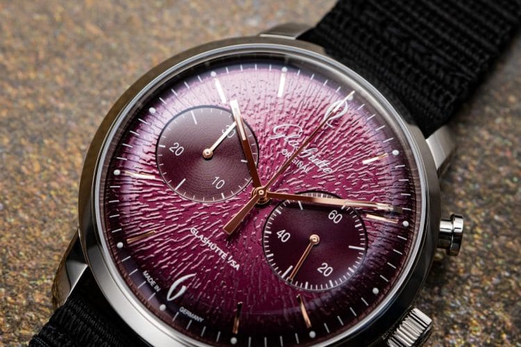 Glashütte Original Sixties Chronograph Annual Edition 2026 — dettaglio del quadrante viola goffrato Glashütte Original Sixties Chronograph Annual Edition 2026: dettaglio ravvicinato del quadrante viola goffrato con lancette dorate e i due contatori del cronografo.