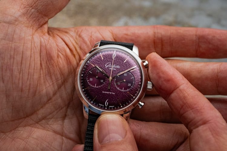 Glashütte Original Sixties Chronograph Annual Edition 2026 — la finitura a vinile del quadrante viola Glashütte Original Sixties Chronograph Annual Edition 2026 tenuto in mano: la finitura a corteccia del quadrante viola e la finitura a vinile dei due contatori del cronografo.