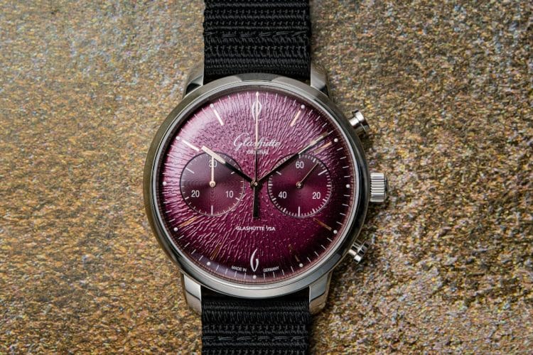Glashütte Original Sixties Chronograph Annual Edition 2026 — quadrante viola con finitura a vinile Quadrante viola del Glashütte Original Sixties Chronograph Annual Edition 2026: lacca traslucida goffrata con finitura a vinile, lancette dorate e due contatori del cronografo.