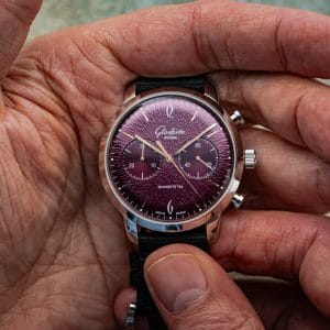 Glashütte Original Sixties Chronograph Annual Edition 2026 tra le mani: quadrante viola goffrato con finitura a vinile, lancette dorate e cassa in acciaio lucido da 42 mm.