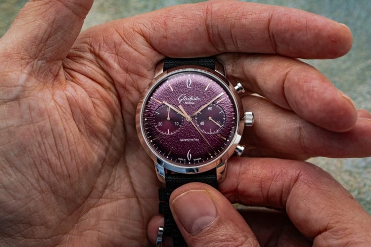 Glashütte Original Sixties Chronograph Annual Edition 2026 — quadrante viola, hands-on Glashütte Original Sixties Chronograph Annual Edition 2026 tra le mani: quadrante viola goffrato con finitura a vinile, lancette dorate e cassa in acciaio lucido da 42 mm.