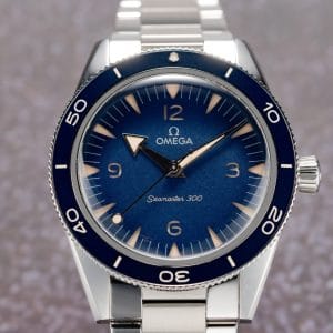 Primo piano di un orologio diver con quadrante blu e indici retrò, a rappresentare i migliori orologi subacquei stile vintage.