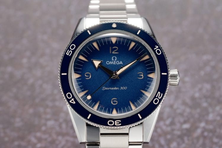 Guida ai migliori orologi subacquei stile vintage Primo piano di un orologio diver con quadrante blu e indici retrò, a rappresentare i migliori orologi subacquei stile vintage.